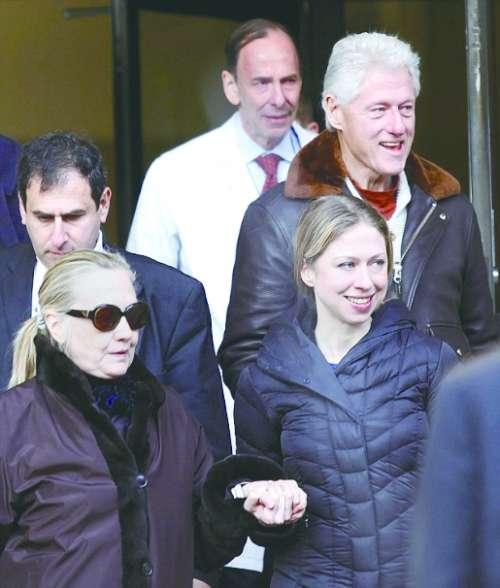 女儿越长越大，希拉里越长越年轻。婚礼上的切尔西笑得甜蜜，希拉里神采奕奕。