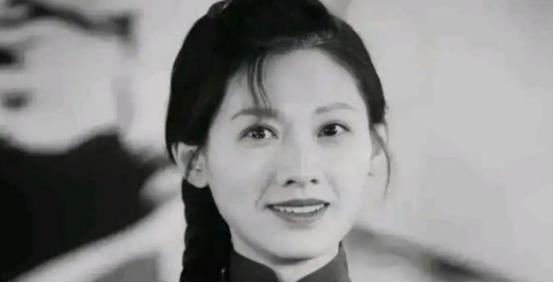 1978年，女知青李亚茹返城前夜，颤抖地揭开上衣对丈夫说：“今晚，再做最后一次夫
