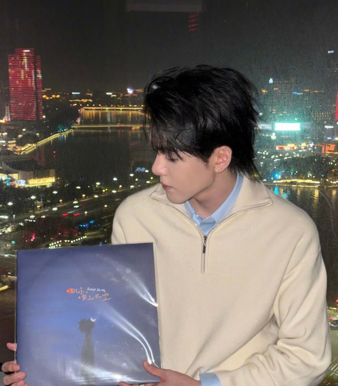 偶遇曾舜晞拍摄家乡宣传片不太认识曾舜晞这个人希望给家乡拍的宣传片有效果吧 