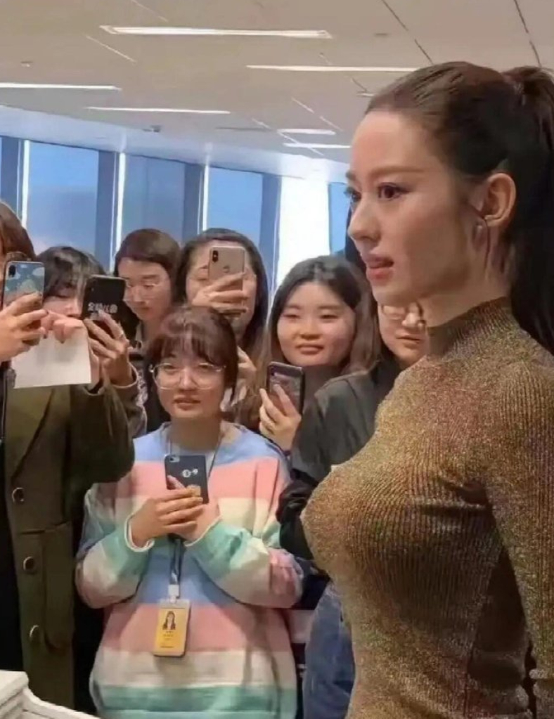 吉娜这身材可真多变 