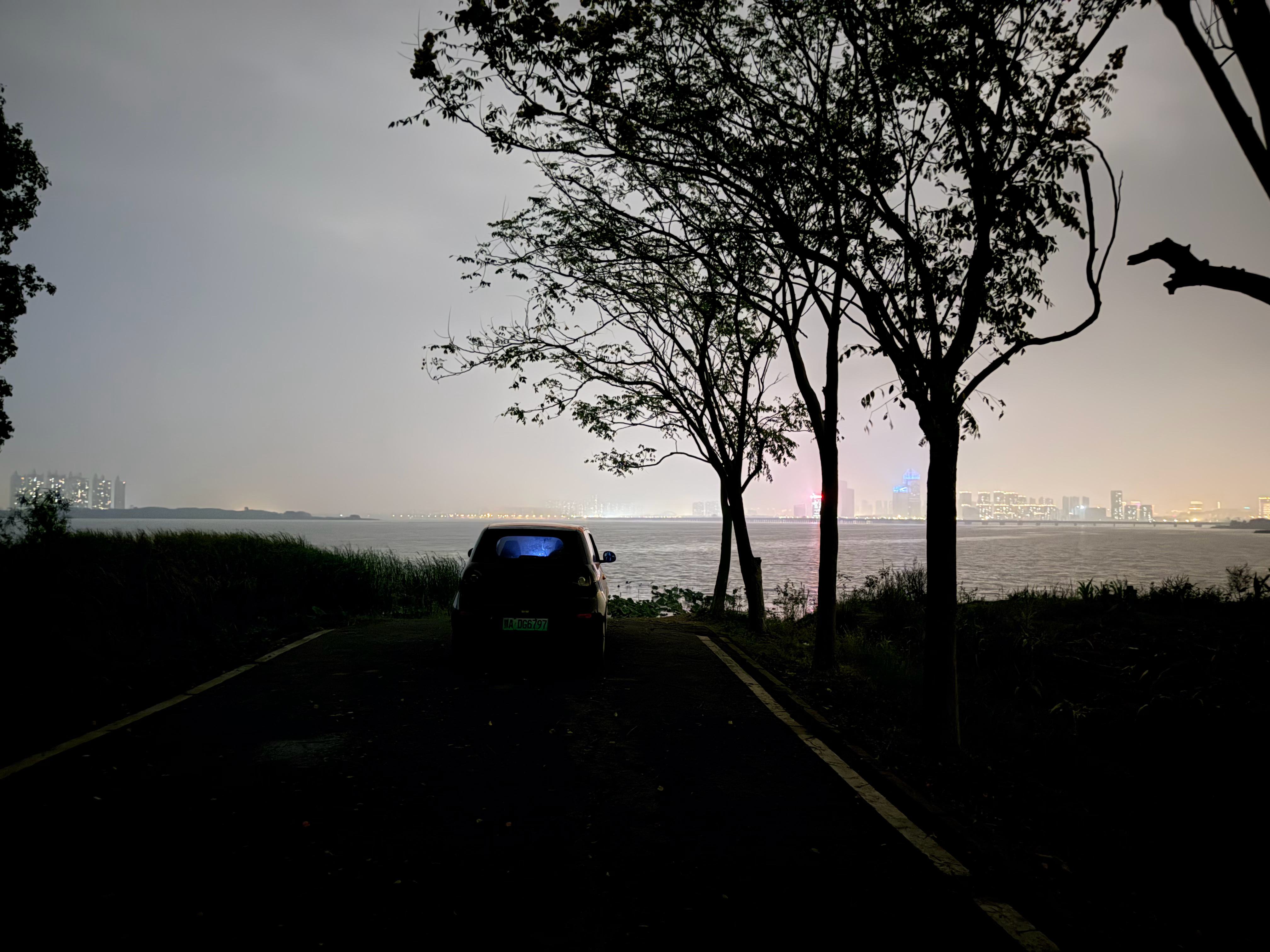 我很爱一个人来后官湖绿道这里散步，尤其是春秋季节的雨后，微风就像少女的脸一样温柔
