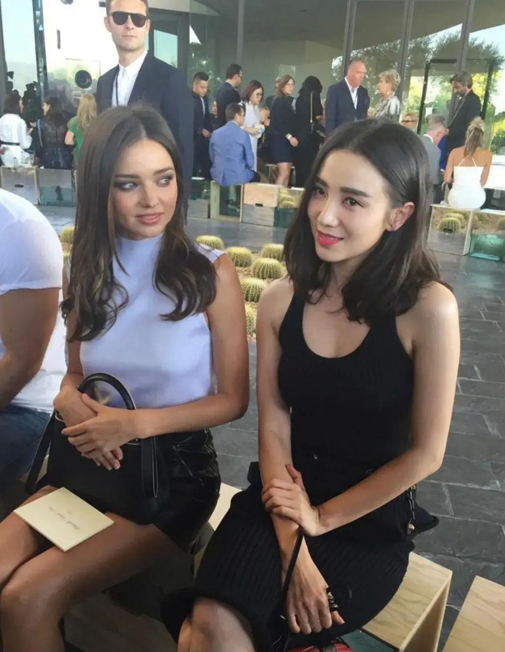 为什么我们的女明星都比白人还要白，是涂抹的粉太多了，还是白人实际上没有我们想象中