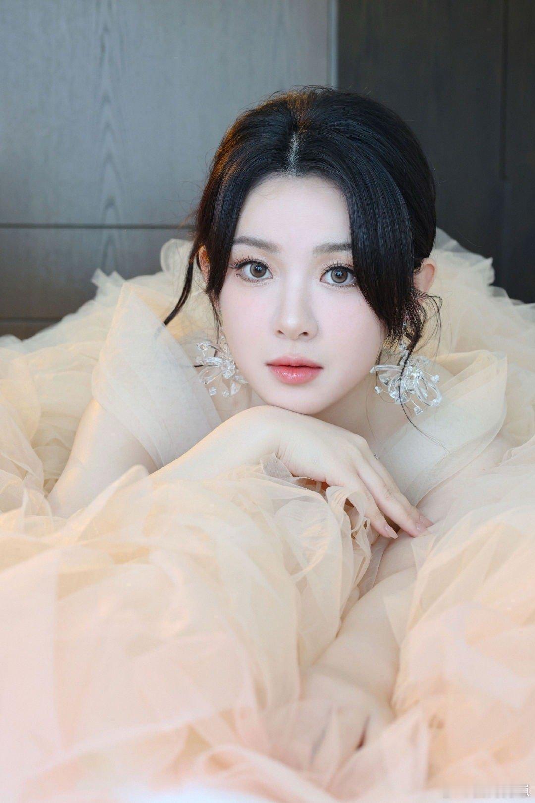 刘夕语首次走红毯大大方方的 刘夕语红毯首秀太圈粉！浅粉纱裙勾勒甜美元气，《你好，