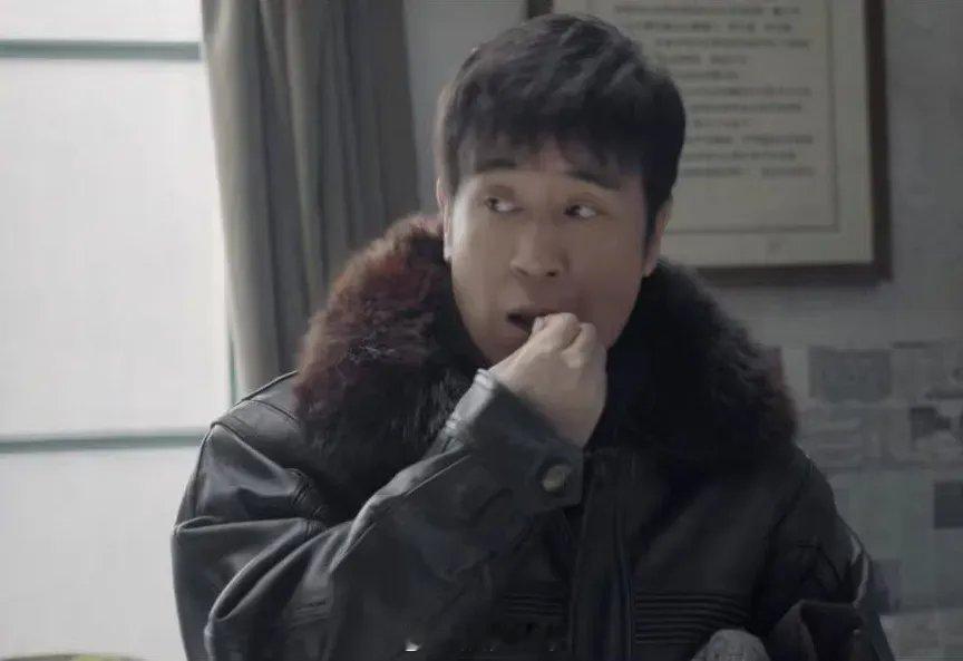 《我是刑警icon》秦川回原单位办事儿，熟人不给他递烟，反而给他抓一把瓜子：“来