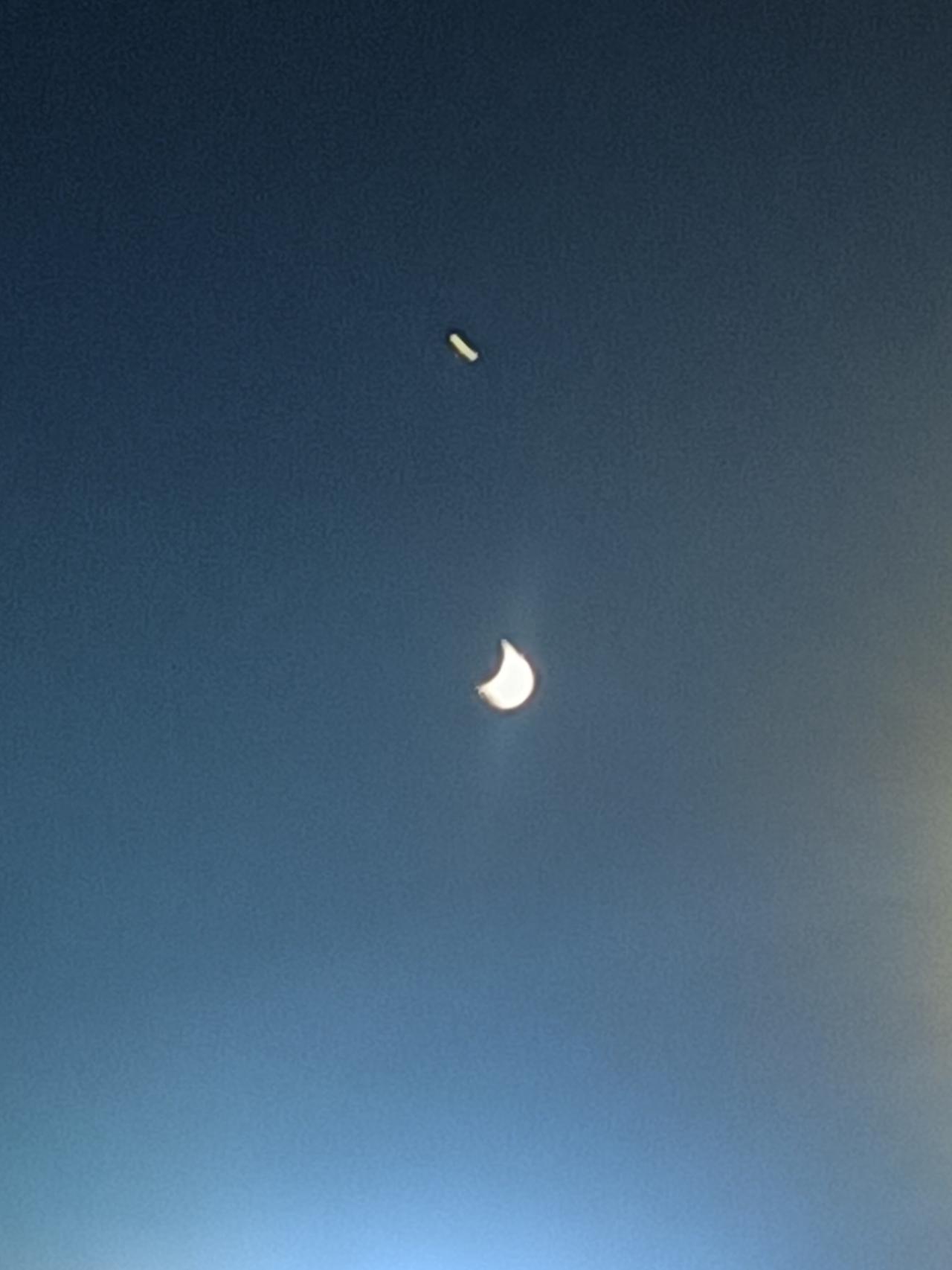 【夏之韵；蓝色天空下的月亮】记录我的2026
夏天的夜是蓝色的，
夏天的月亮是清