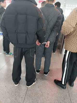 网友在高铁站检查口拍到两名便衣警察正押解着一名年轻男子进站上车？
也不知道这名男
