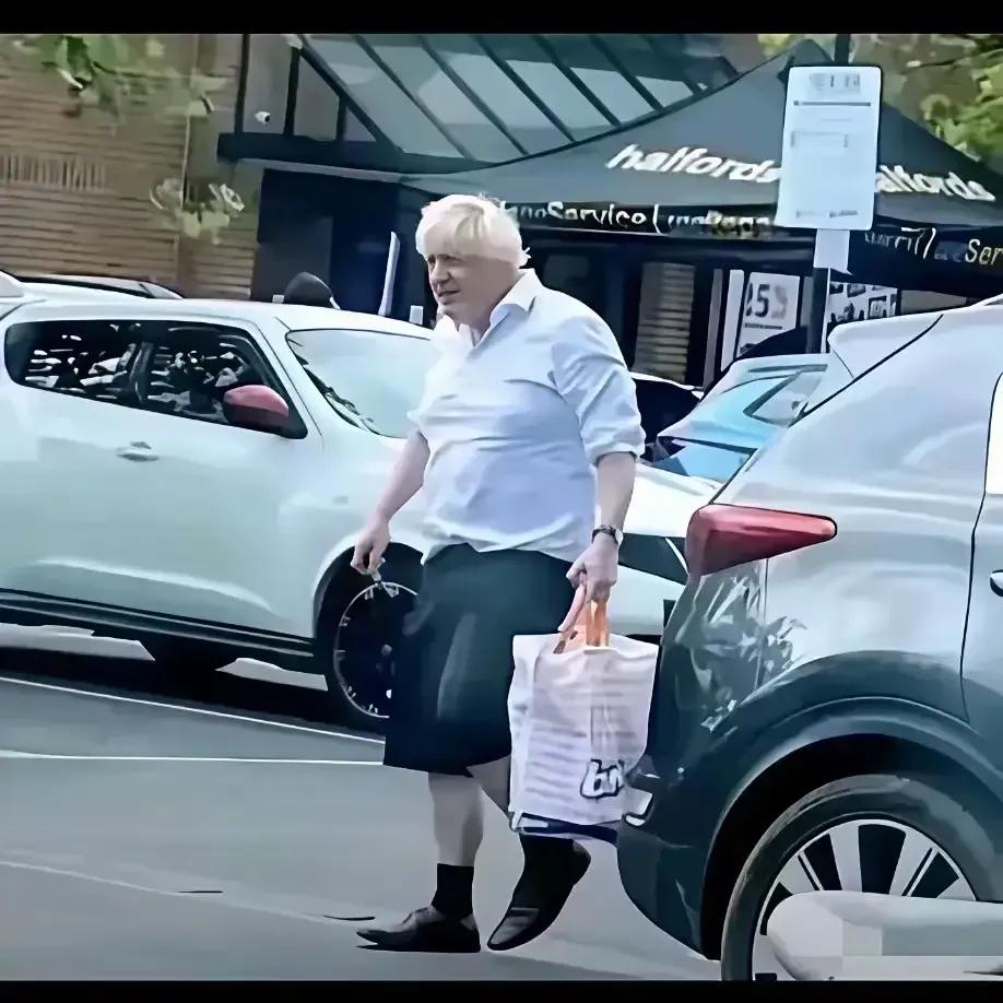 有人看到英国前首相约翰逊这张在日常生活中的照片，就评论说，约翰逊很亲民，有的说，