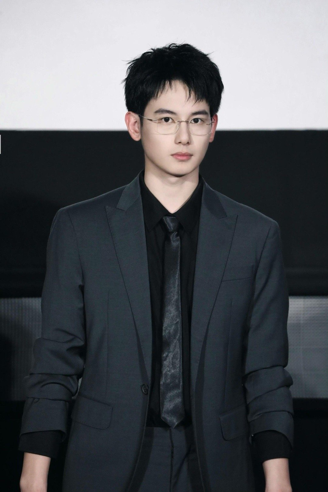 长发胡先煦 是弟弟是妹妹 别问，问就是胡家小甜妹！长发一披，甜度直接超标，少年感