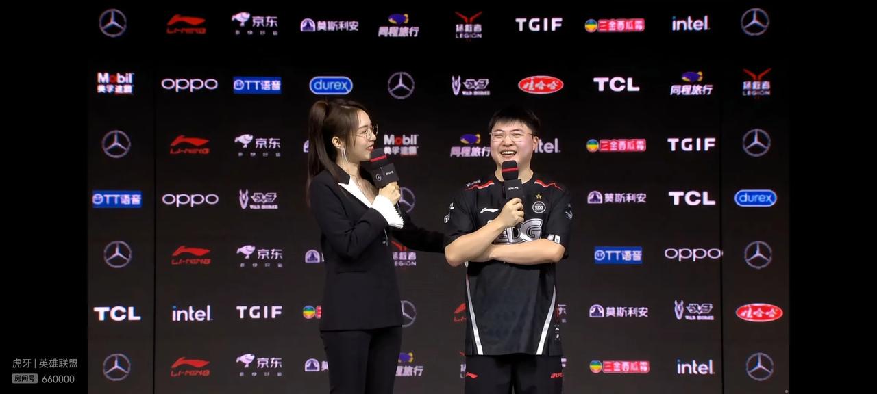 经典永不过时，又到了等UZI三件套的环节了
UZI心里想，我都调整这么时间了，来