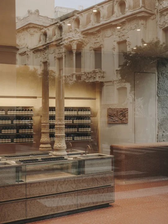 Aesop 以碎片马赛克⚪构建诗意几何空间