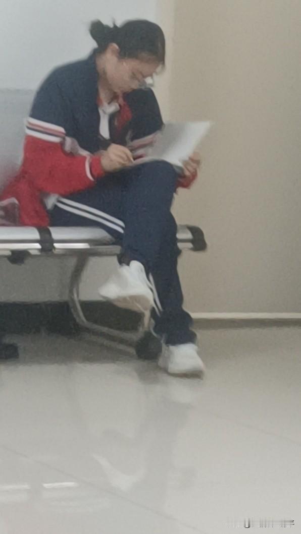 只需一本好书，
你看个1000遍，
你此生就可以以它谋生谋食了。

只需一门课程