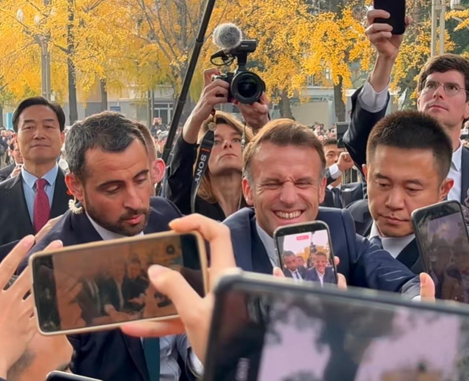 马克龙的笑得太开心了！
12月5日，马克龙在四川大学访问，让他想不到的是四川大学