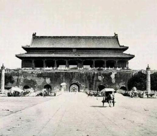 1970年春天的北京，拆除到天安门城楼最高处脊瓦的工人停下了手里的活。


当6