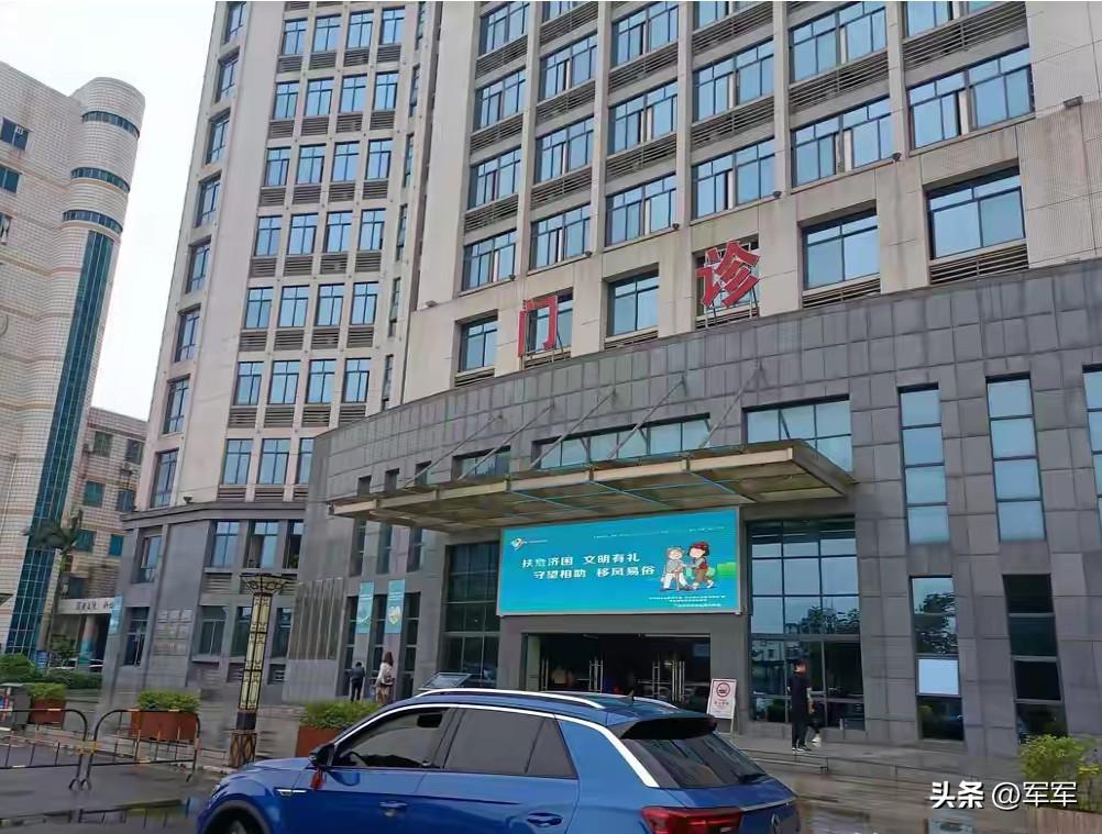 老妈今天出院了，我们哥几个都到场了，原定的是我开车送老妈回家，因为婚庆那边还有点