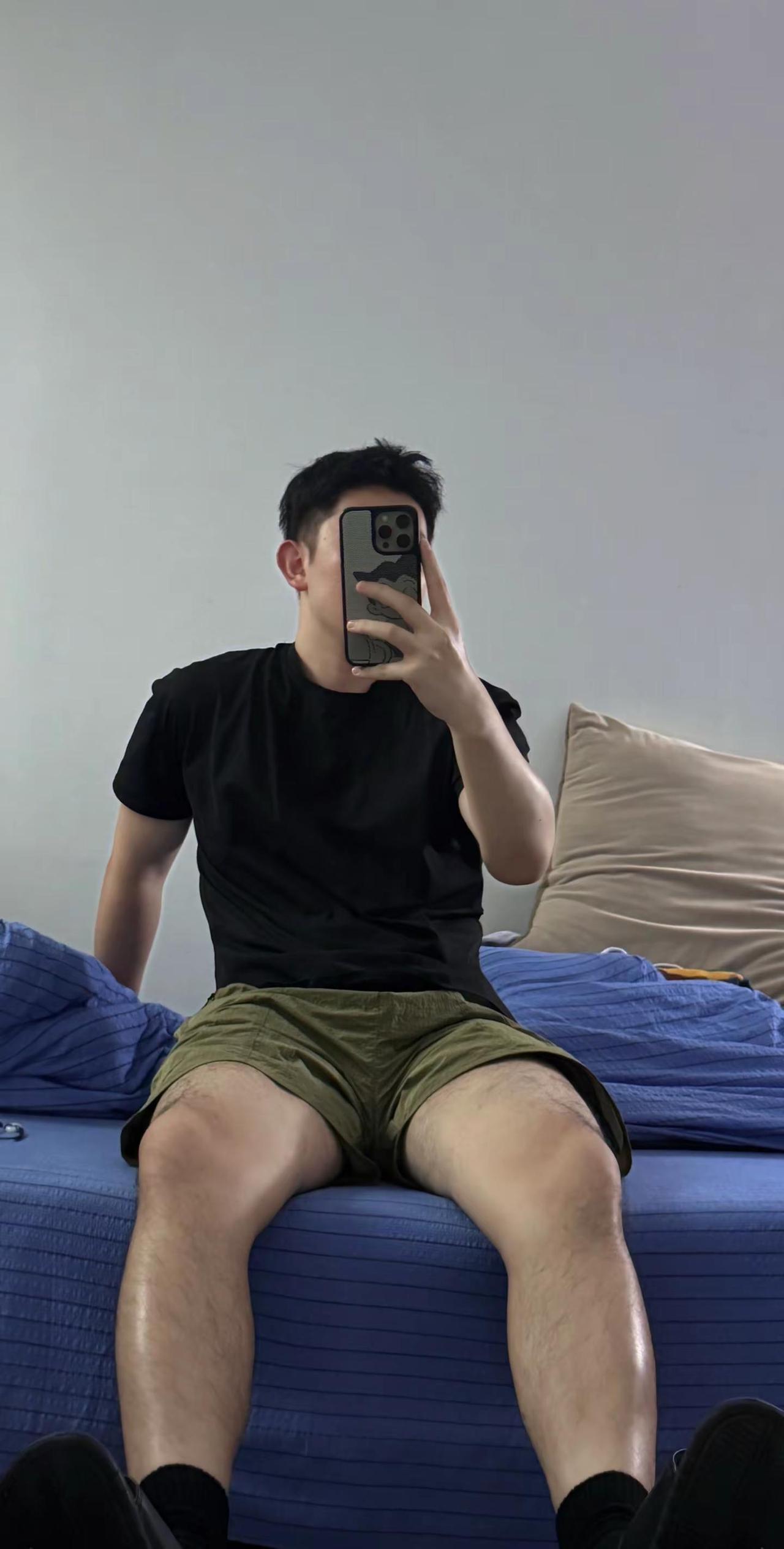 👊🏼。日常穿搭自由 已穿短裤无不良影响 男生居家ootd 男生对镜拍照姿势