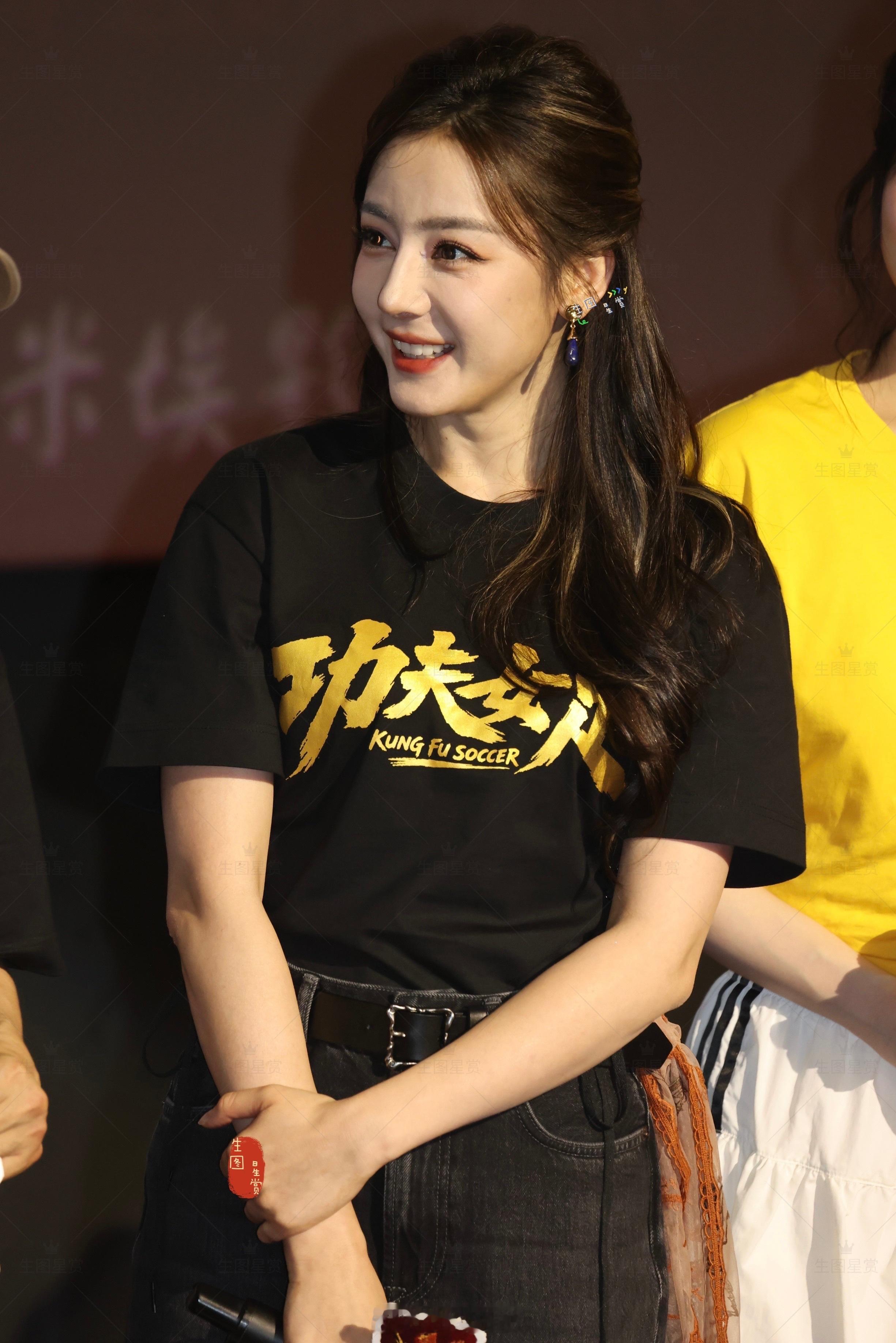 怼脸拍的热巴，权威美貌迪丽热巴电影功夫女足 杭州路演生图迪丽热巴钰珑