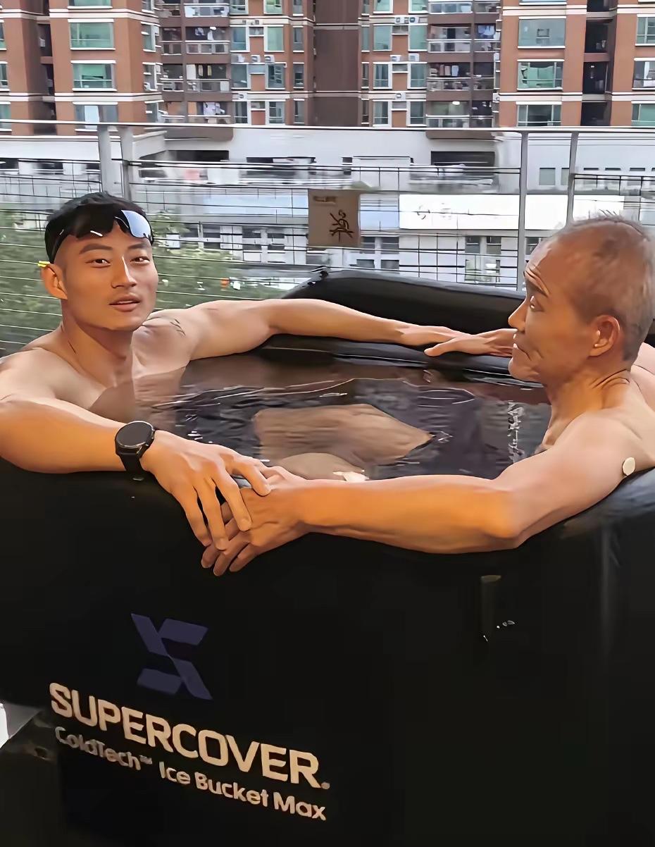 大家别误会了，王石和年轻男子一起泡的并非休闲类的热水澡，而是健身后的低温冰浴。水