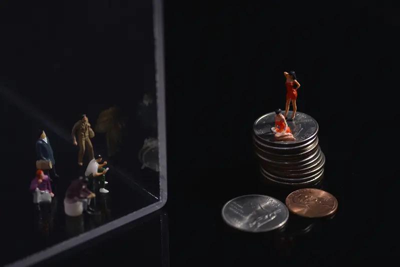 “穷人和富人是平等的”这个说法，得从不同角度看。在人格尊严和基本权利上，二者确实