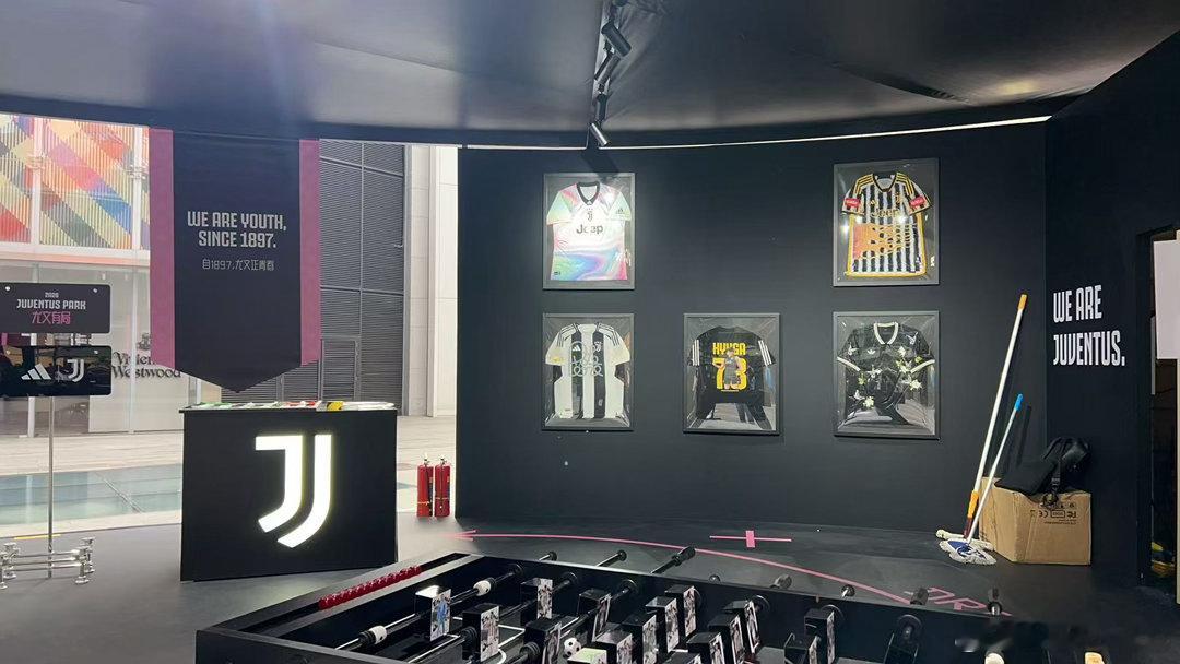 现在成都ifs楼下露天台子，你妇的快闪展来噜！ps：图源vx群，侵删。尤文图斯意