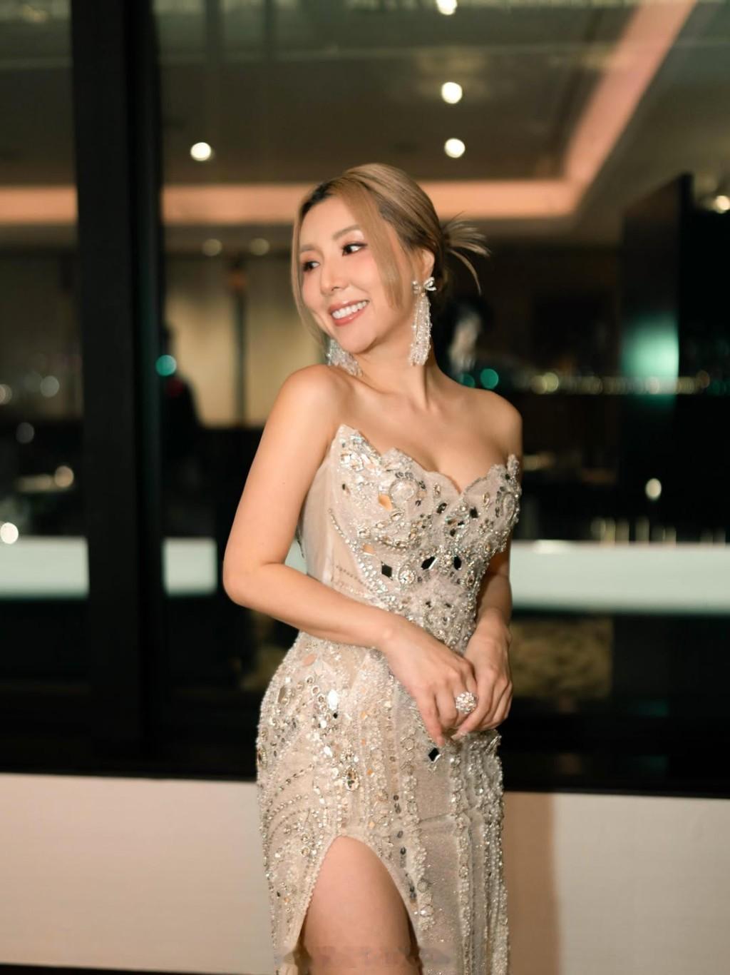 谭嘉仪38岁生日宣布订婚 男友单膝下跪送上巨钻戒指 神秘未婚夫首度曝光，传财力雄