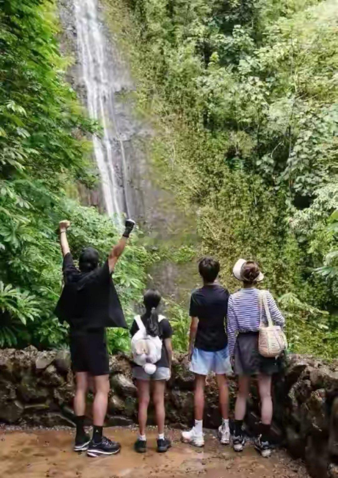 邓超一家四口登山画面曝光啦！13岁的等等个头惊人，竟比妈妈孙俪还高。而孙俪身着T