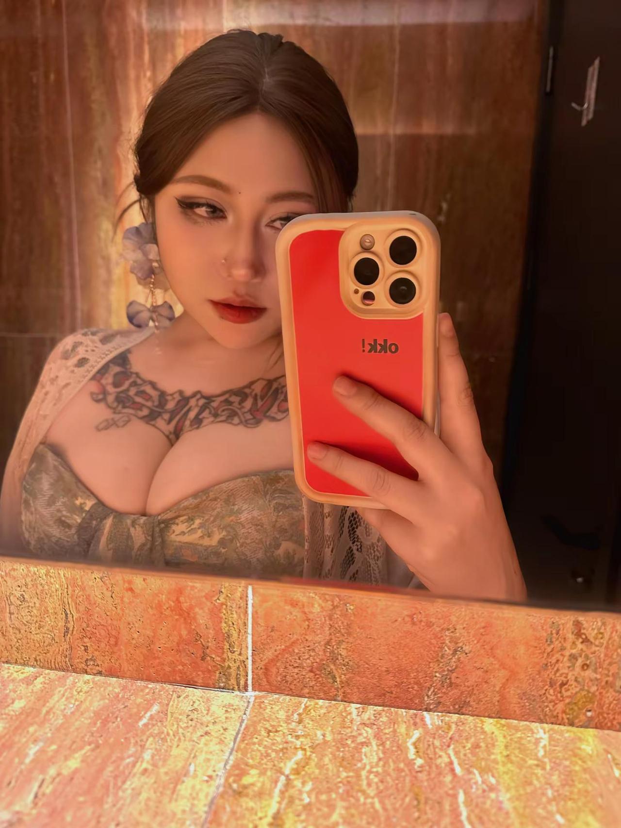 你还小 自然不明白珠圆玉润的好对镜妆容 五十岁女人的穿衣搭配指南
