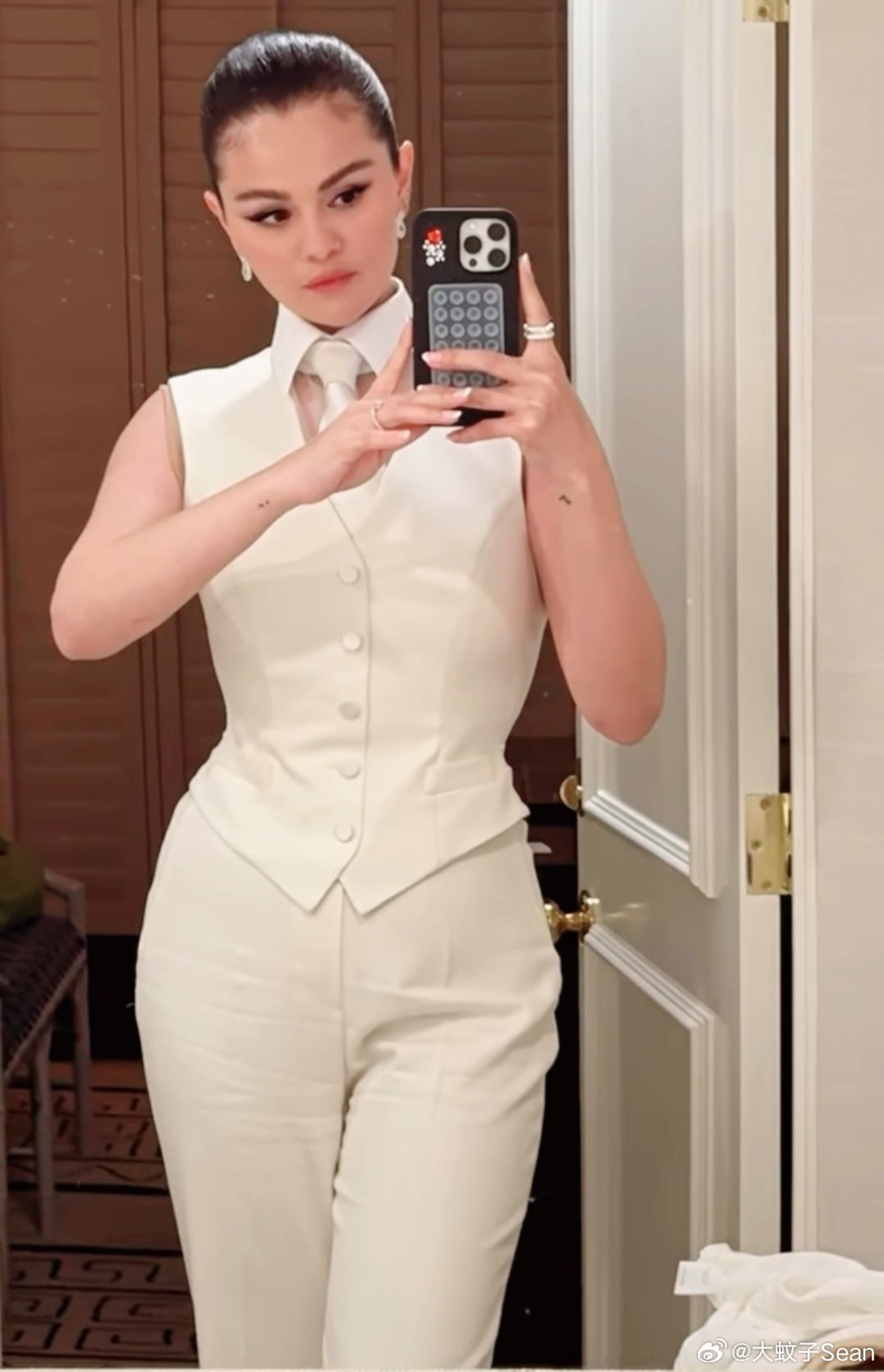 selena gomez赛琳娜戈麦斯在ins的密友圈甩出了一堆新老旧图，这几年不