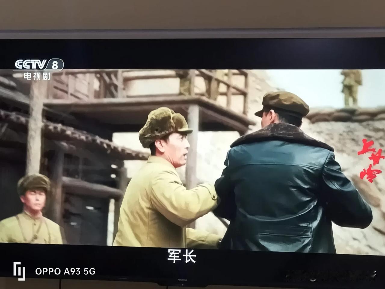 《上甘岭》中十五军军长秦基伟，身穿皮衣，一直戴着皮手套，剧中经常有他摘手套，指点