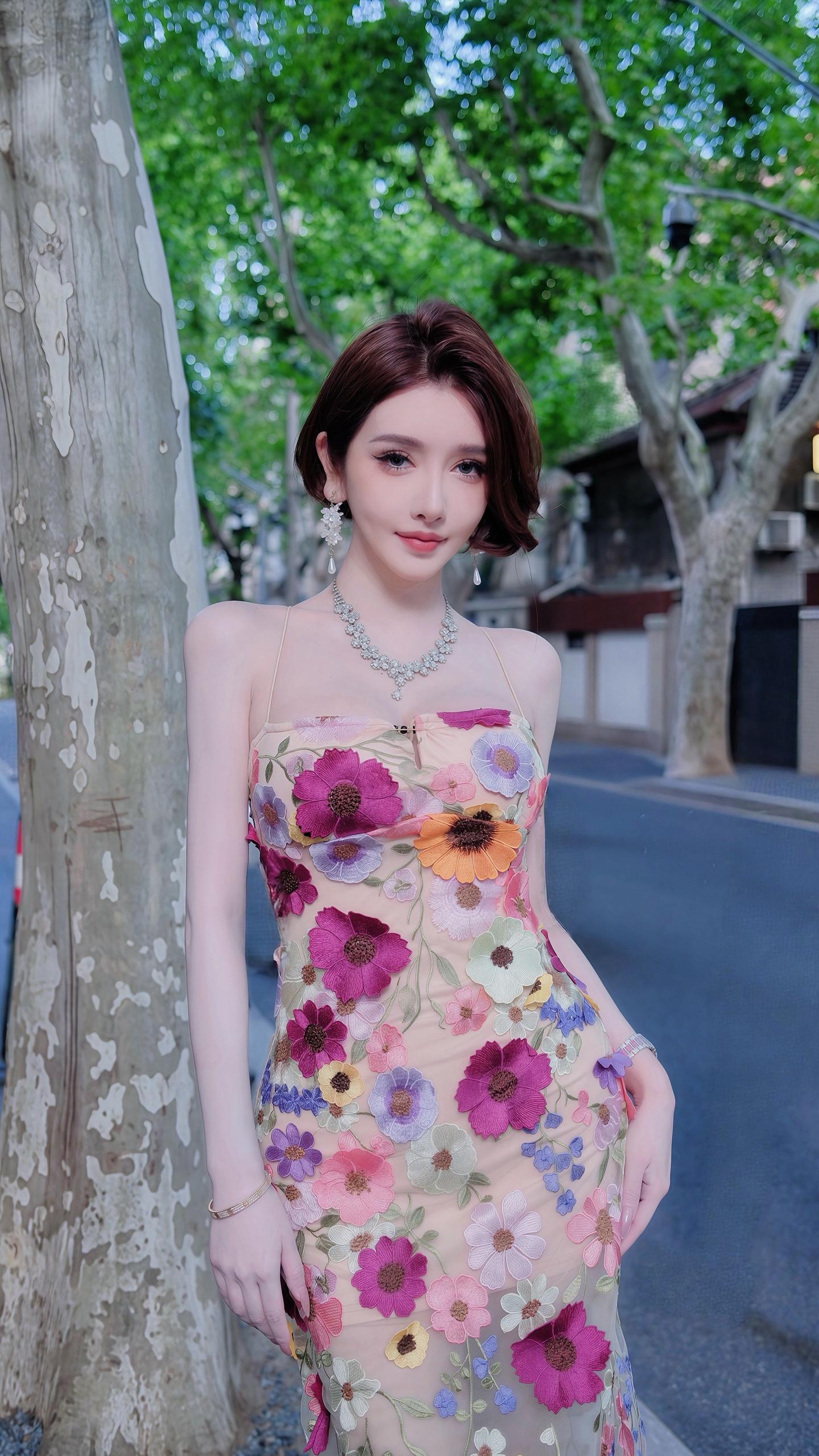 上海街拍｜小喵大宝。175车模，北京人，自媒体博主，一身碎花裙仙气飘飘