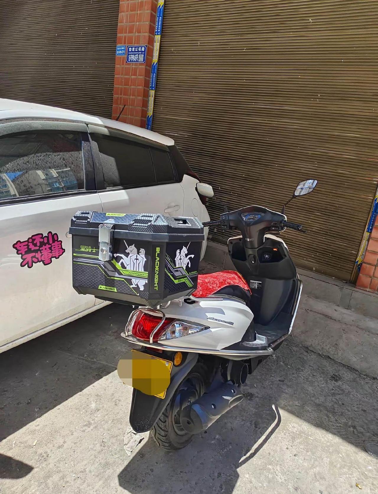 比我小汽车还高级的摩托车。这摩托车🛵还高级呢，目前摩托车停放具体位置，停放了多