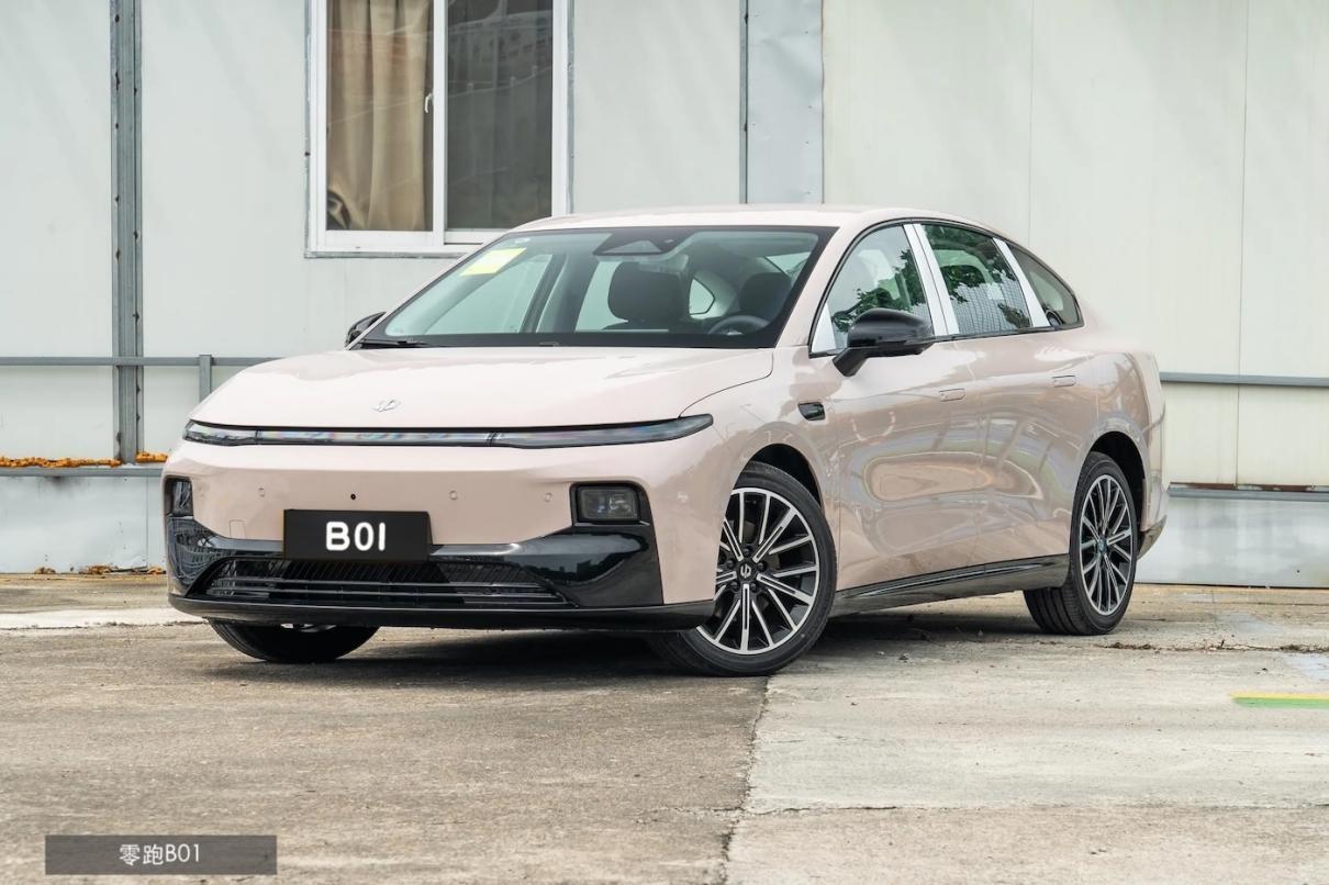 挑纯电家轿车应该看什么？我想空间与续航既是基础，也是刚需。在9万元这个预算区间下