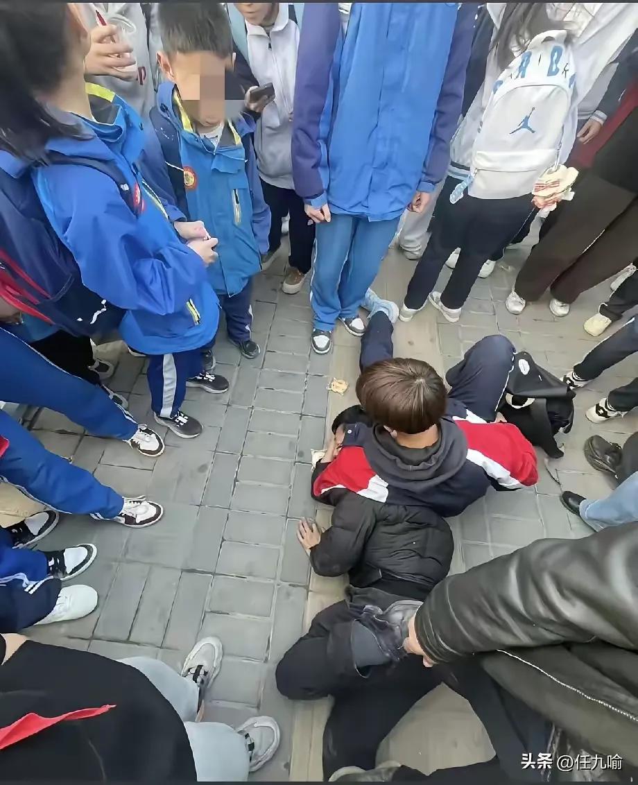 陕西，40岁男子醉酒后，在公交车上摸了一初中女生的胸，被女生质问后，男子恼羞成怒