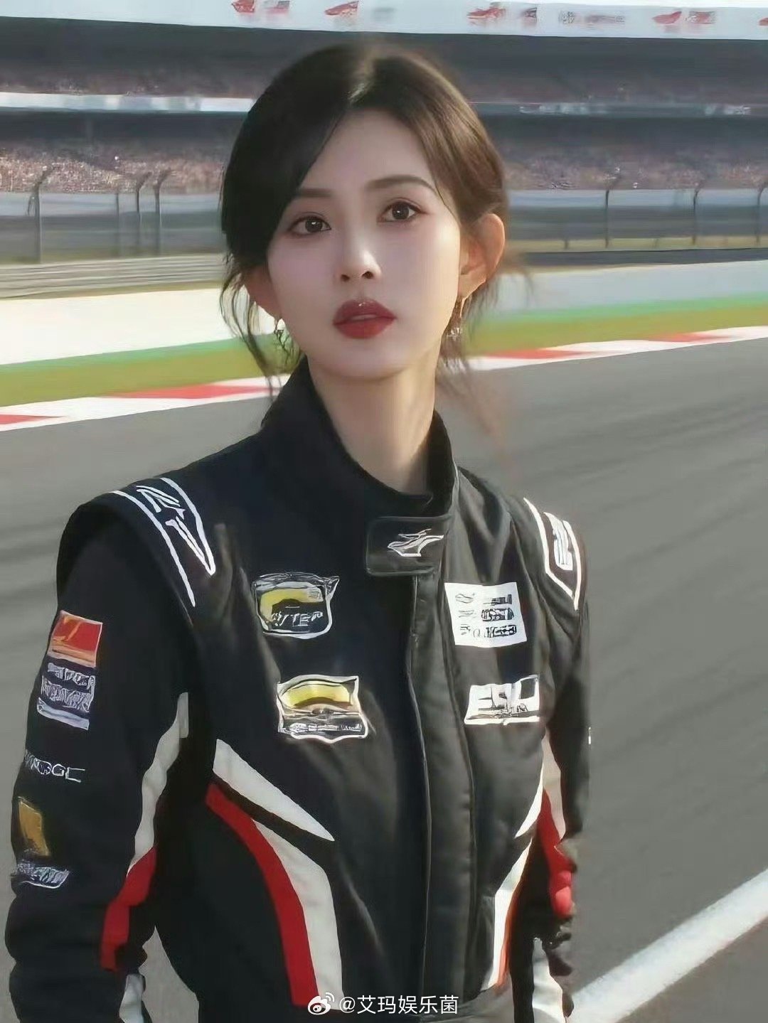 发现一张孟姐赛车服，孟子义这张脸我是佩服的[泪] ​​​