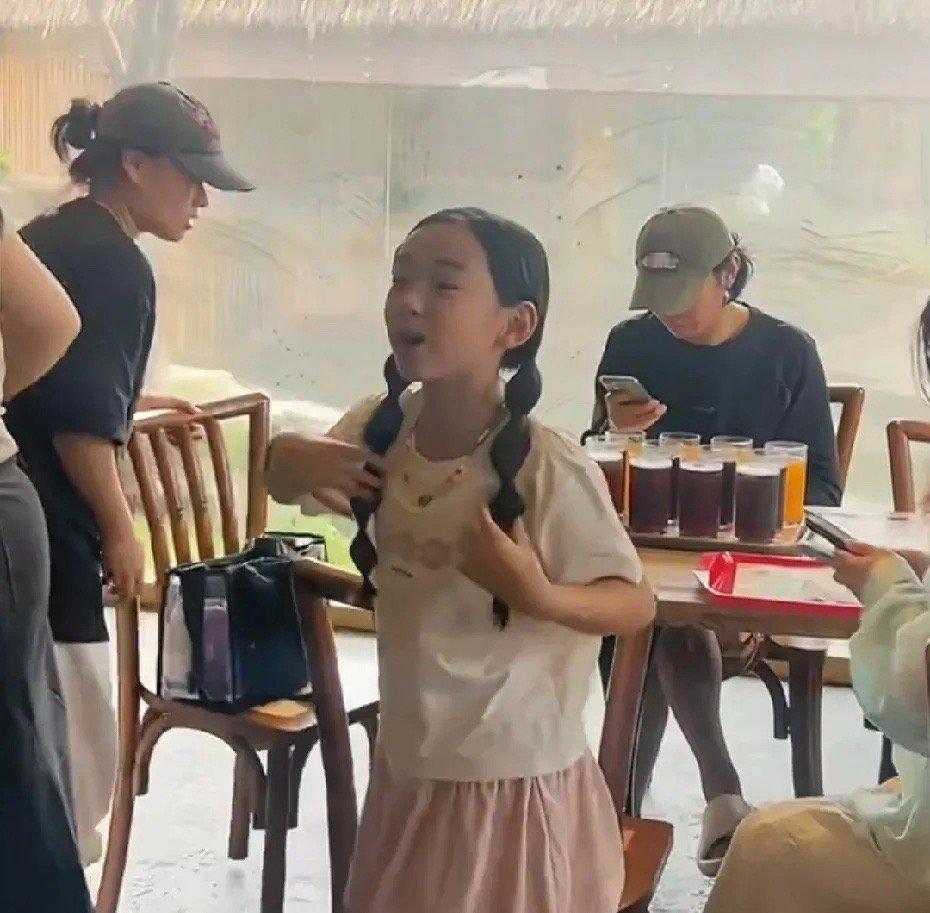 小酒窝说出道耽误我学习董璇女儿小酒窝被问到为啥不出道，她笑着说“耽误我学习，我学