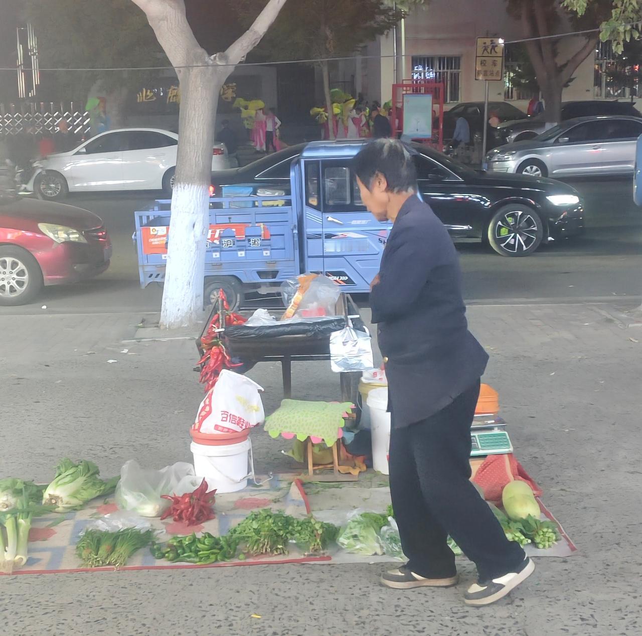 大家有没有发现，
无论是在晚市上还是早市上  ，
经常会看到这样一种情况， 
就
