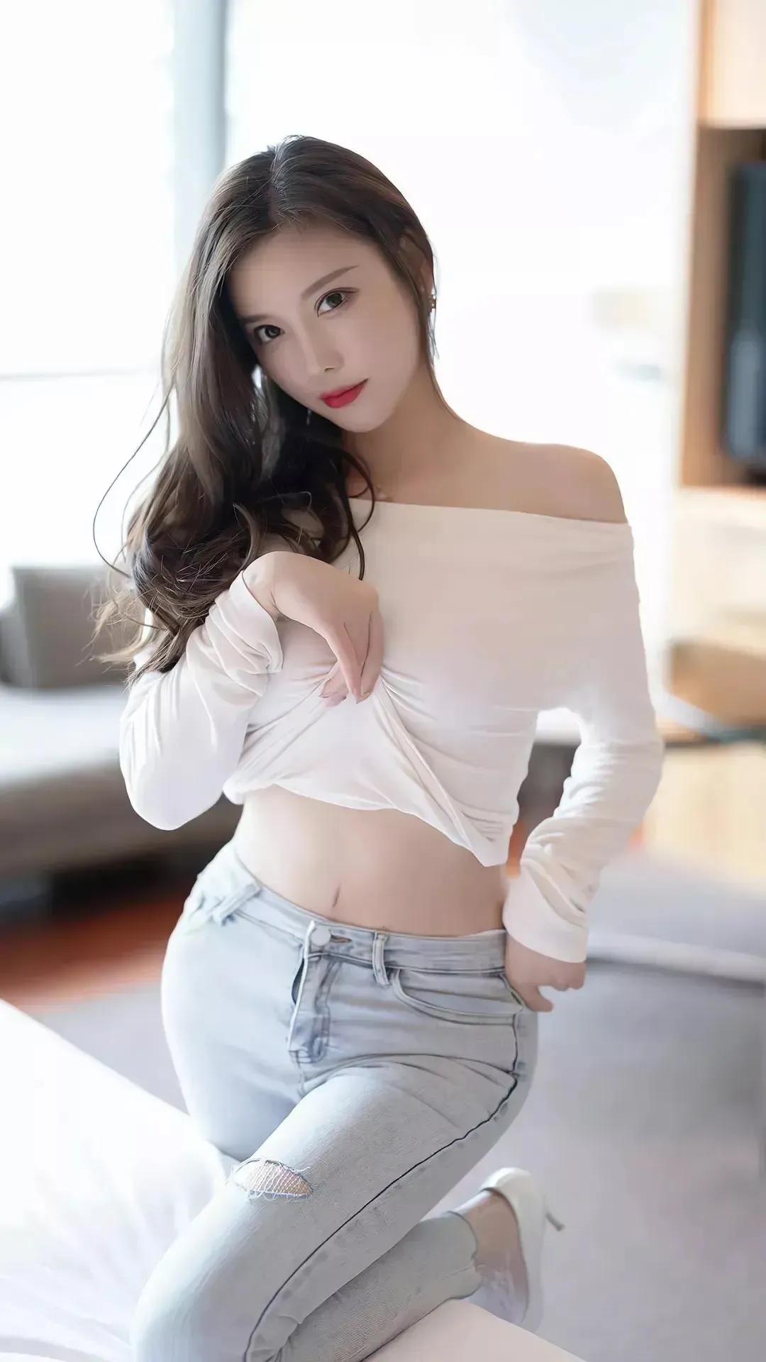 美女晨晨，浅色紧身牛仔裤，太美了！