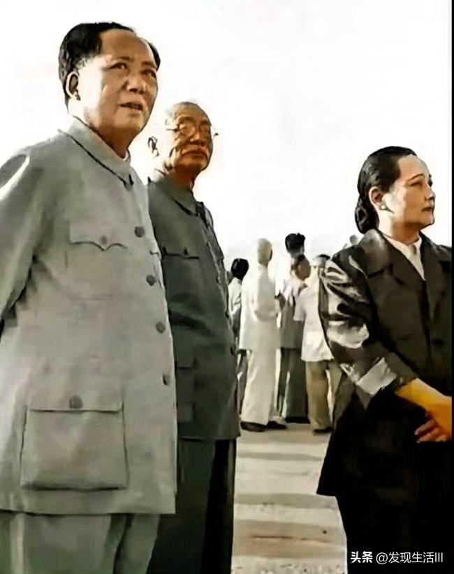 1957年，毛泽东主席率中国代表团访问苏联，参加十月革命40周年庆祝活动及各国共