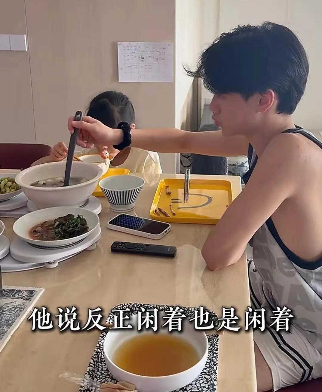 杨阳洋真的很勤快，如今暑假没事做，眼角受伤了，依然去游泳馆当，赚零花钱去了。之前