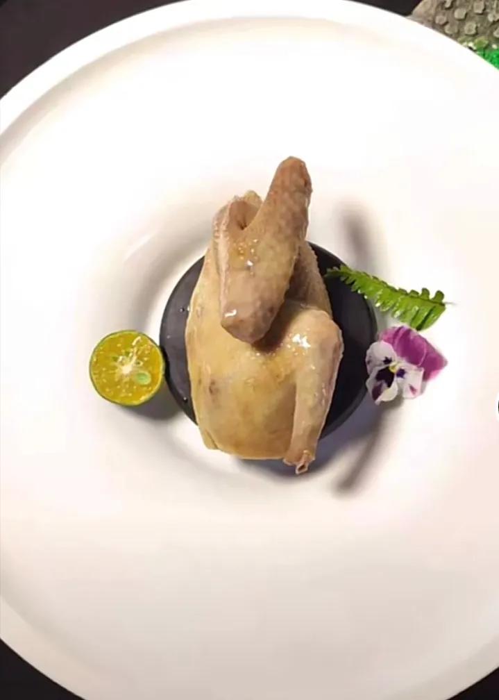青麻妙龄乳鸽配方
高汤7.5斤
白芷4克
盐60克
白扣4克
鸡精10