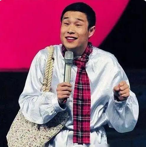 2009年，小沈阳一夜大火之后，短短一年之内就赚到了两个亿，可就在这个节点，赵本