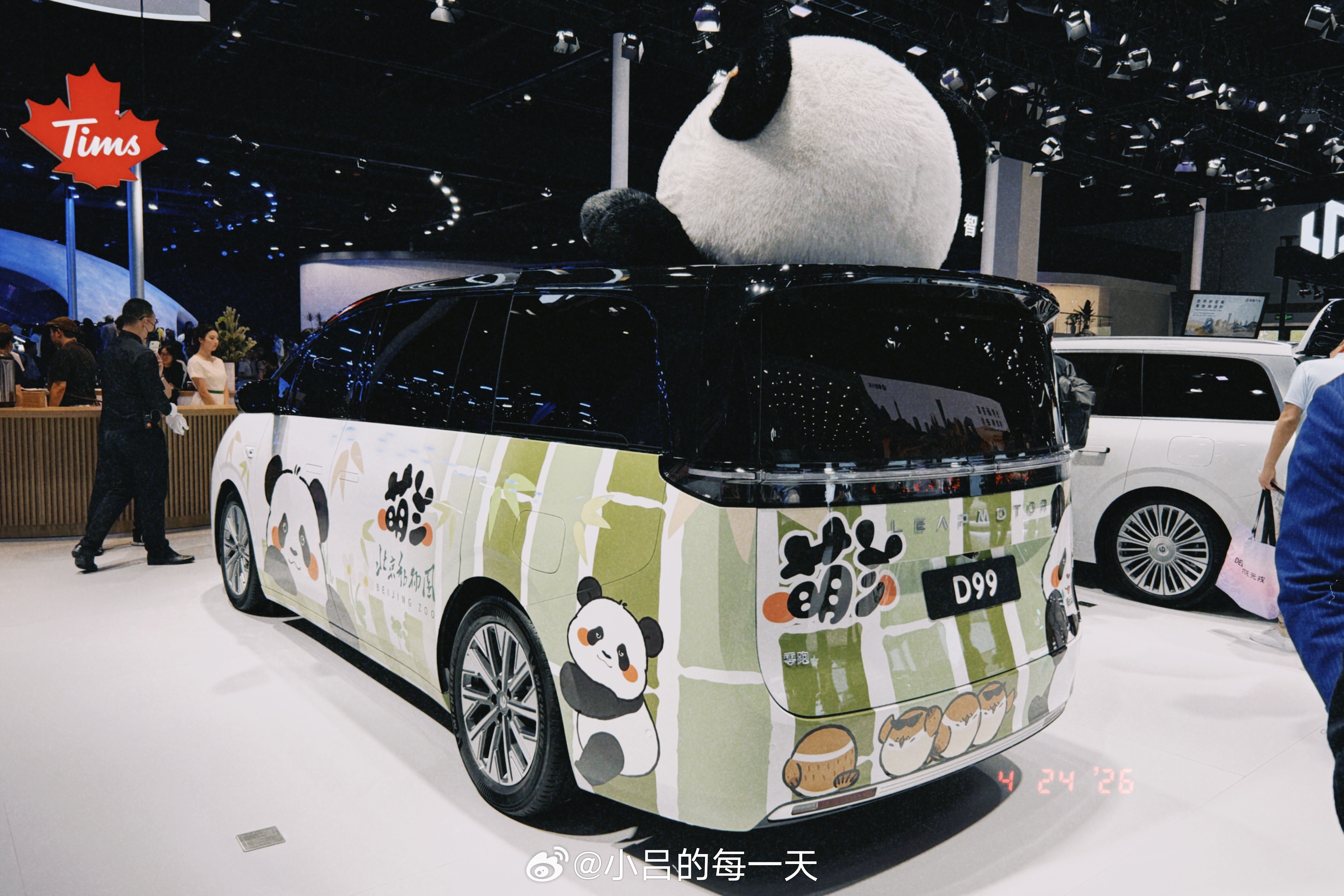 在北京车展零跑展台上未上市的旗舰MPV D99联名熊猫萌兰涂装车，由小吕的工作室
