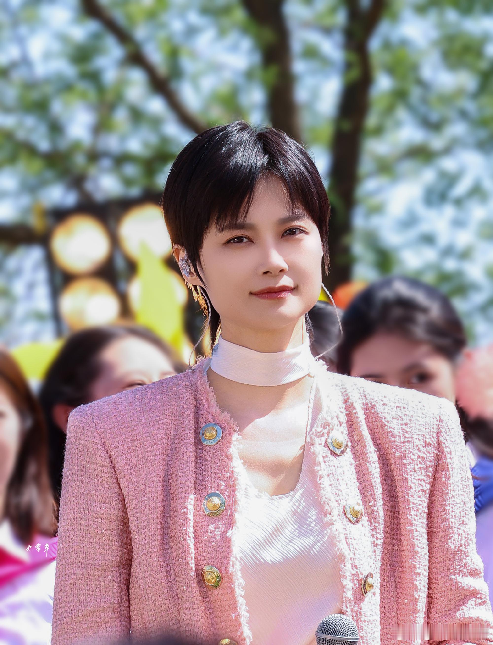 李宇春与劳动者同唱和你一样都去听这一首和你一样，好吗，李宇春和劳动者的合唱让大家