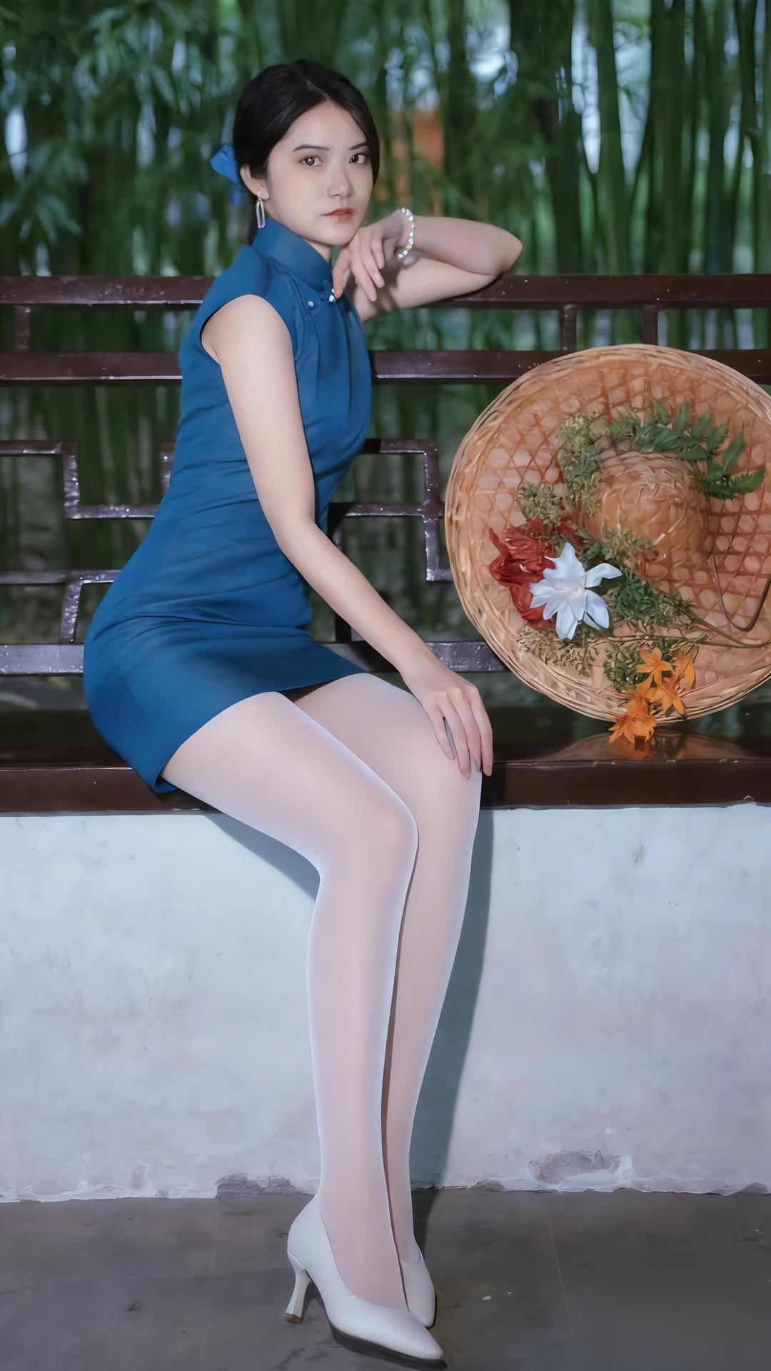 这几张照片展现了一位身着改良式旗袍的年轻女性，在竹林与中式窗棂背景下的多组姿态。