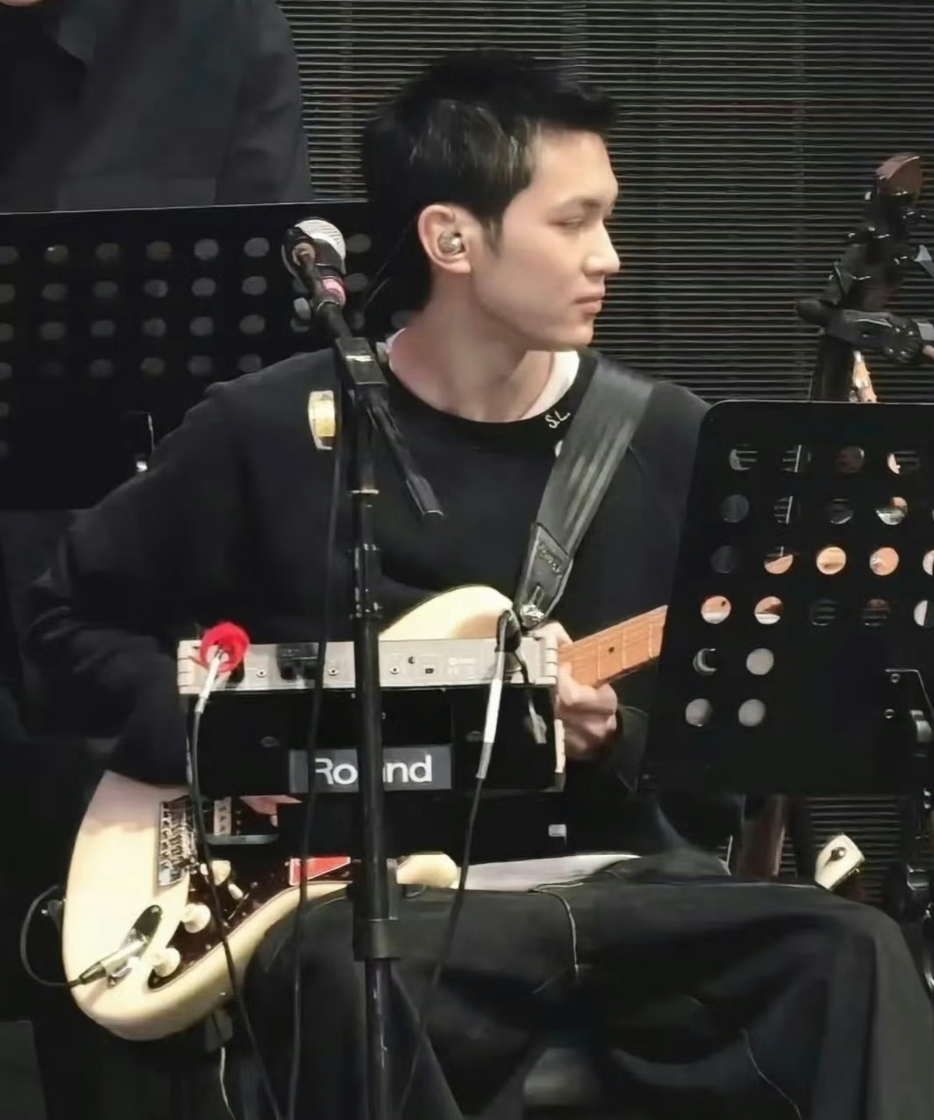 张智霖巡演广州站，儿子张慕童首次以乐手身份参与父亲演唱会，母亲袁咏仪也现身观众席