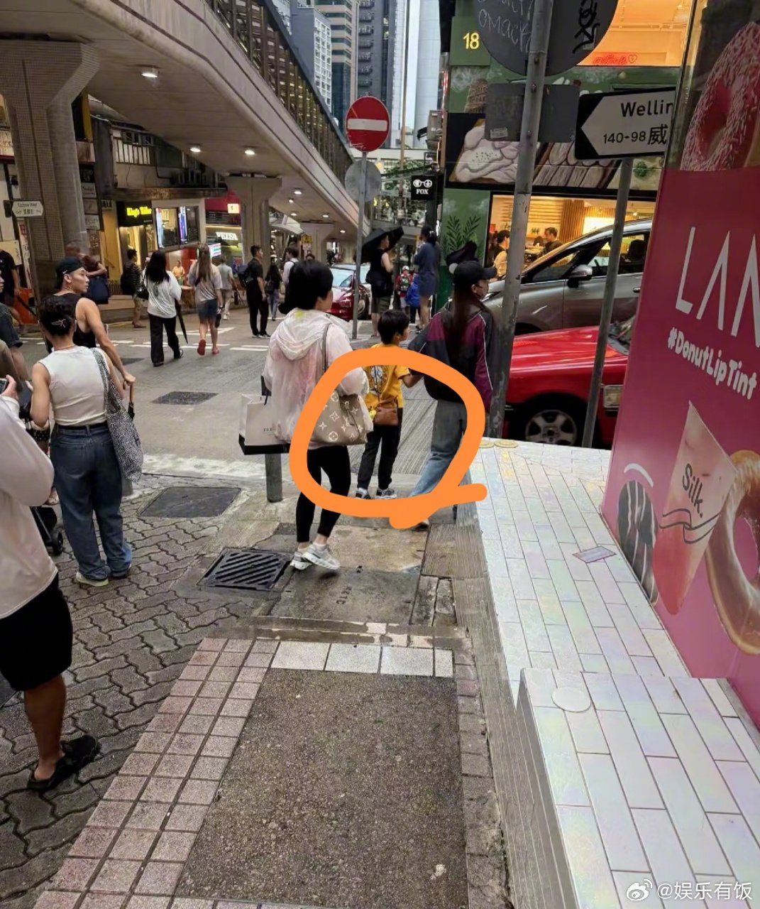 小海绵帮Angelababy背包偶遇小海绵帮Angelababy背包 Angel