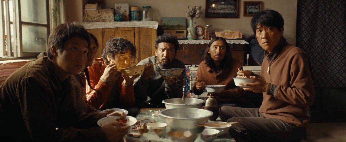 在最该赚钱的年纪选择倒贴上班 看《生命树》破防了！多杰、白菊和巡山队，为护生灵“