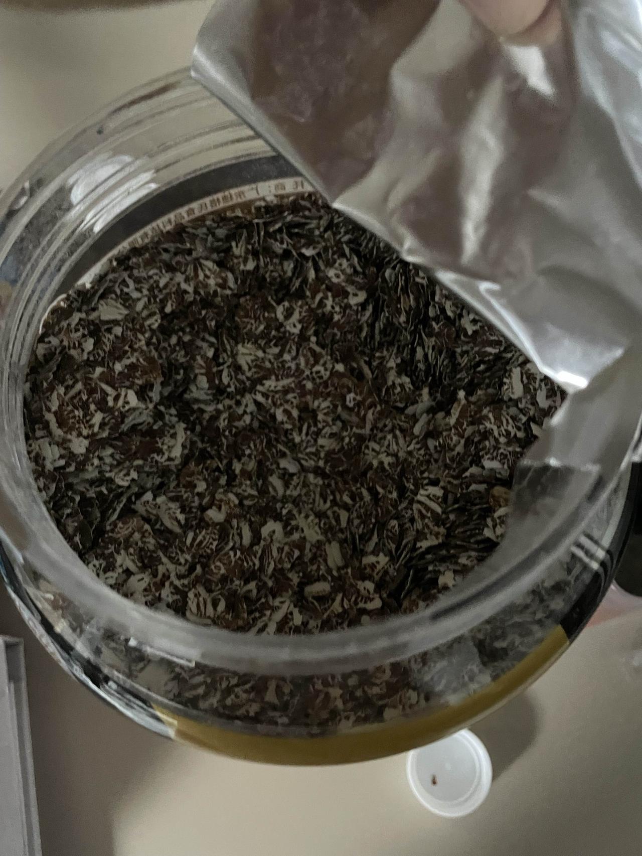 公公每次早上做好饭就跑到自己屋里刷手机，我一开始以为他是因为起早了想要回去睡回笼