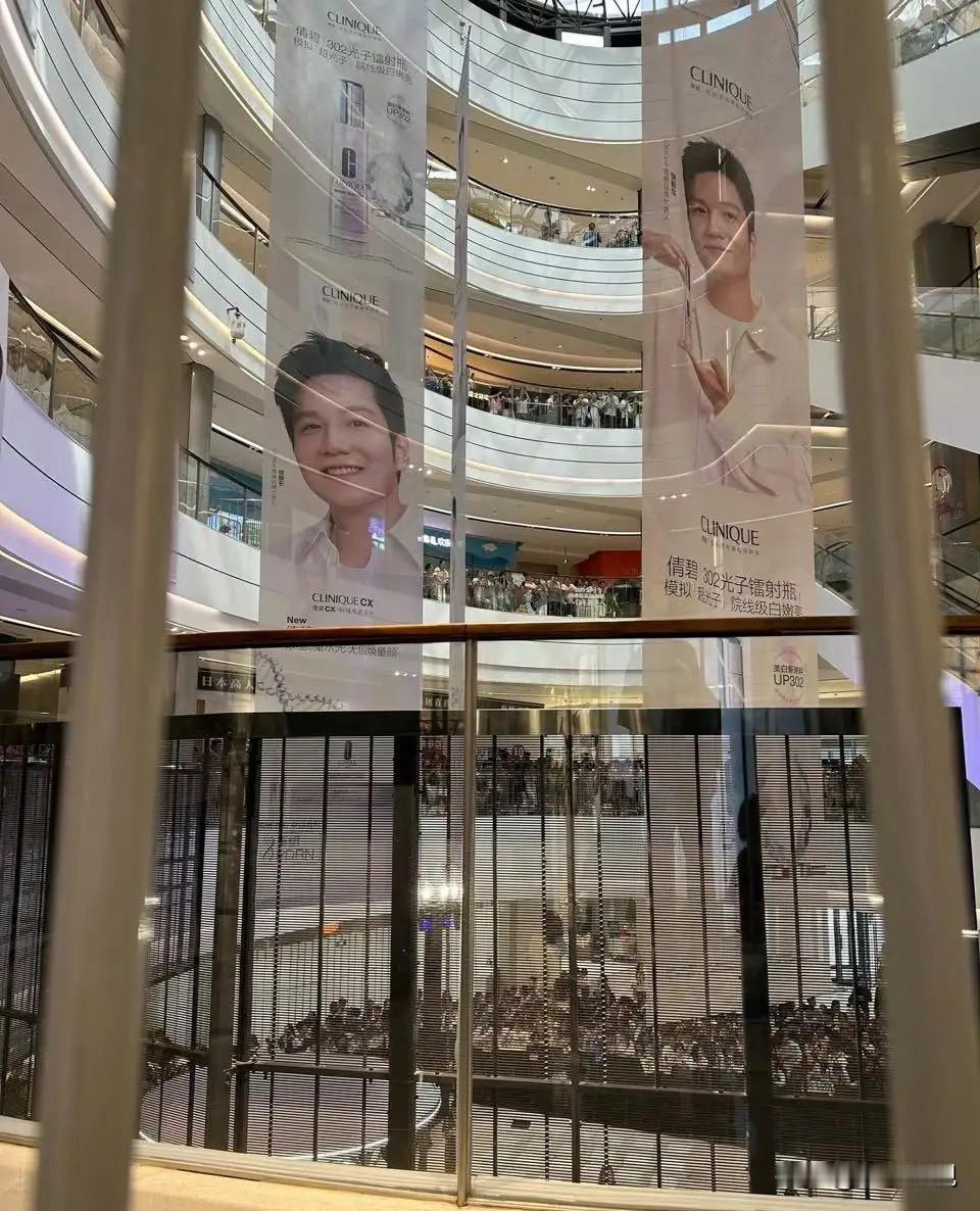 杭州樊振东倩碧下午活动现场可谓是人山人海，已经被围的水泄不通。这就是东哥的影响力