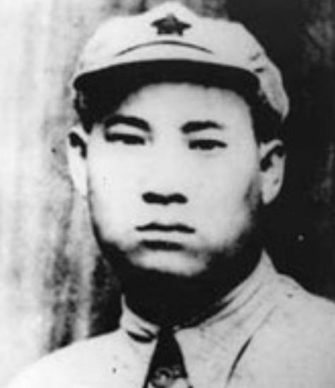 1937年， 雁门关伏击战 中，三个日军正在逃窜，贺炳炎一枪打偏，日军扭头一看打