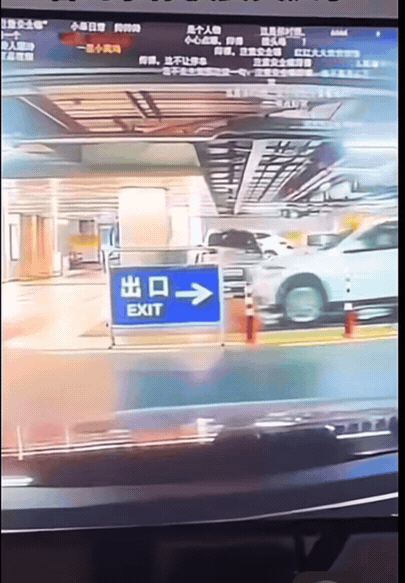 史上最丝滑的“误导”：一辆车带偏了指示牌，指示牌带偏了另一辆车，从此这两车开启“